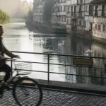Activités en plein air à Strasbourg : cycliste sur véloroute le long de l’Ill, Passerelle Mimram